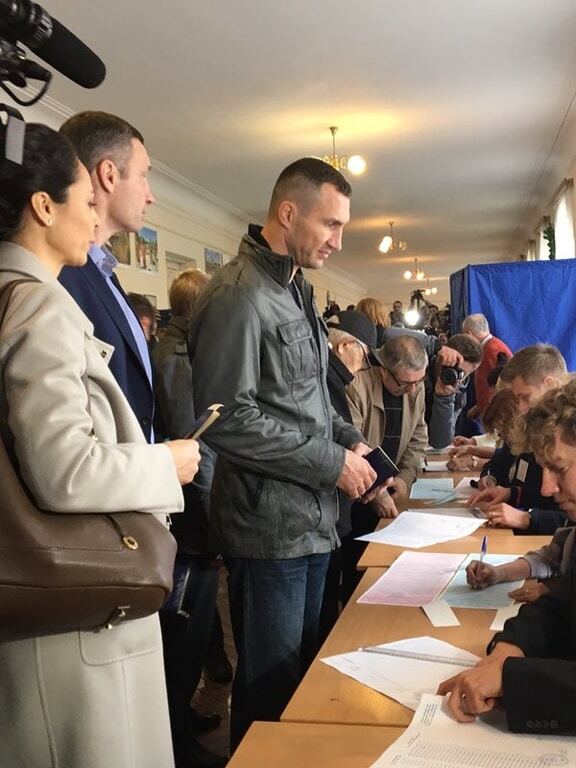 Братья Кличко пришли на избирательный участок: фотофакт