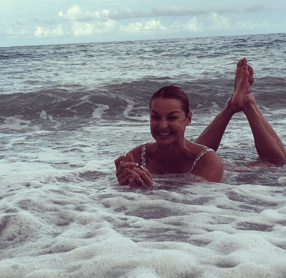Волочкова выложила в Instagram фото со своим "морским" шпагатом