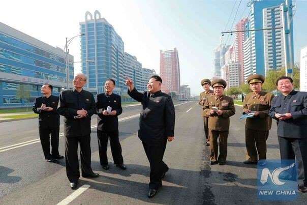 Веселий Кім Чен Ин з почтом прогулявся по пустельних вулицях Пхеньяна: опубліковані фото