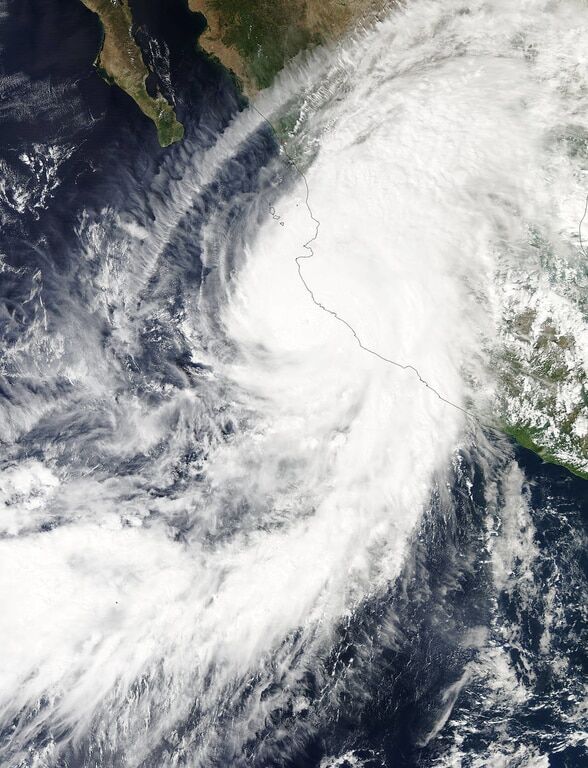 NASA показало фото и видео "урагана тысячелетия" с орбиты Земли
