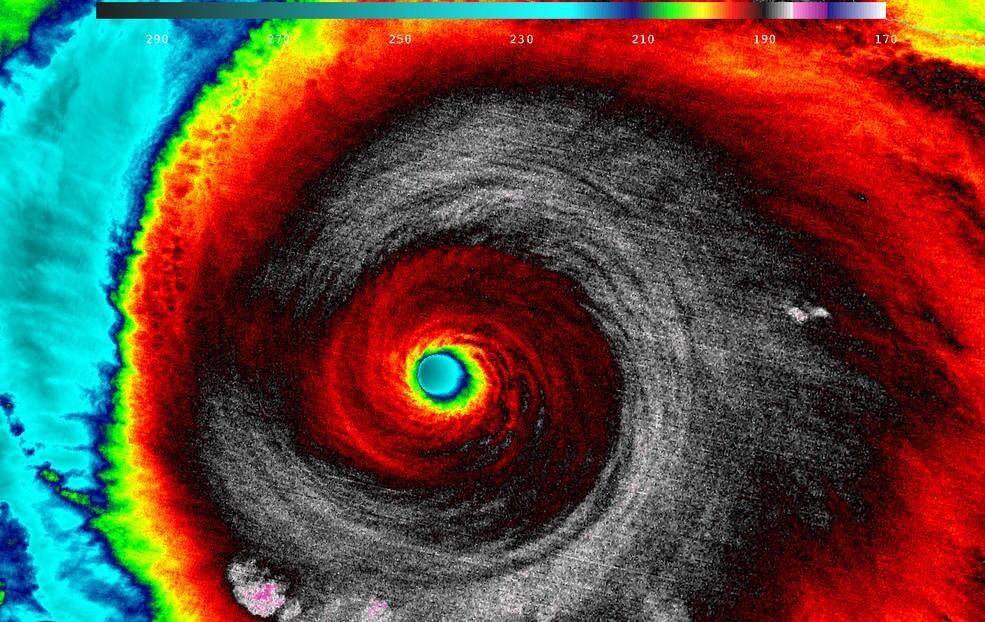 NASA показало фото и видео "урагана тысячелетия" с орбиты Земли