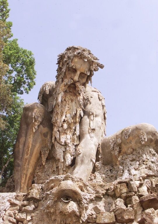 Тайны Италии: гигантская статуя в скале с потайными комнатами