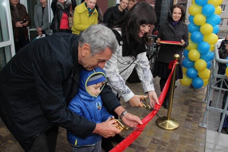 В день автомобилиста "Укрбуд" устроил на открытии нового дома выставку ретроавто