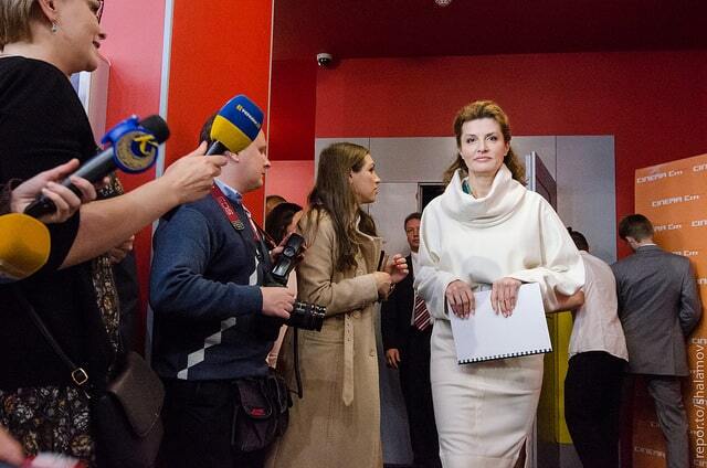 Марина Порошенко пришла на открытие "Молодости" в модном осеннем образе