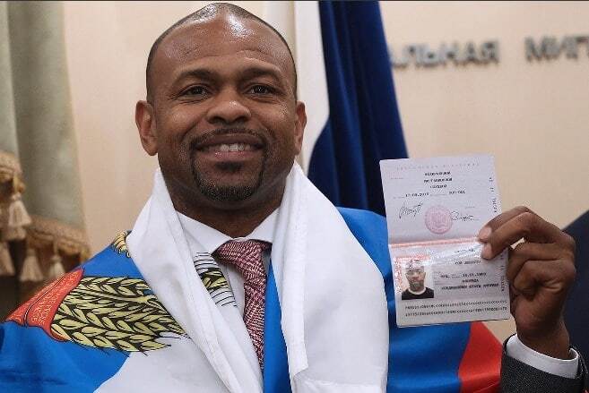 Знайшли, чим пишатися: американській легенді боксу пафосно вручили паспорт РФ