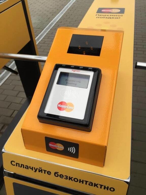В Киеве в скоростном трамвае запустили оплату проезда банковской картой