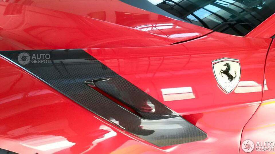 У мережі з'явилися перші фото спецверсії Ferrari F12 без камуфляжу
