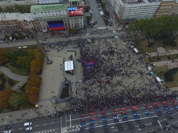 Терористи "ДНР" намалювали "150 тисяч людей" на "день прапора" в Донецьку: фотофакт