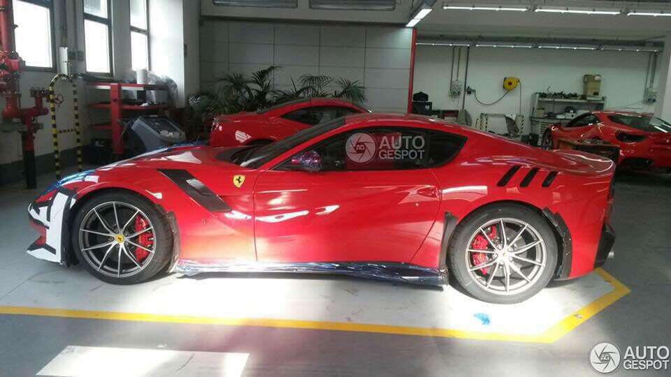 У мережі з'явилися перші фото спецверсії Ferrari F12 без камуфляжу