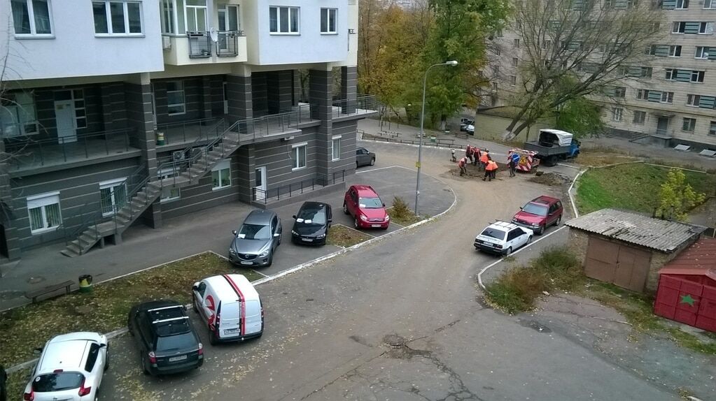 "Герої парковки": жителі київського двору "прикрасили" машини автохамів