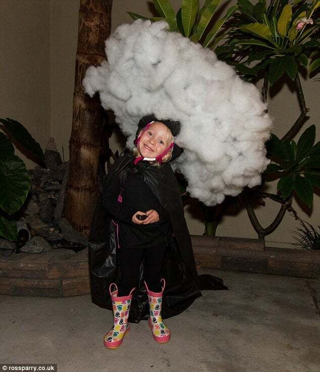 Лучший костюм на Хэллоуин: отец превратил дочку в настоящую тучу с молниями