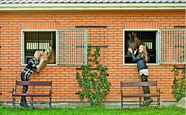 Как сестры: Вера Брежнева снялась в яркой фотосессии со старшей дочерью