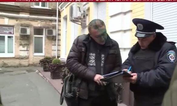 В Киеве свободовца Мирошниченко облили зеленкой: опубликованы фото и видео