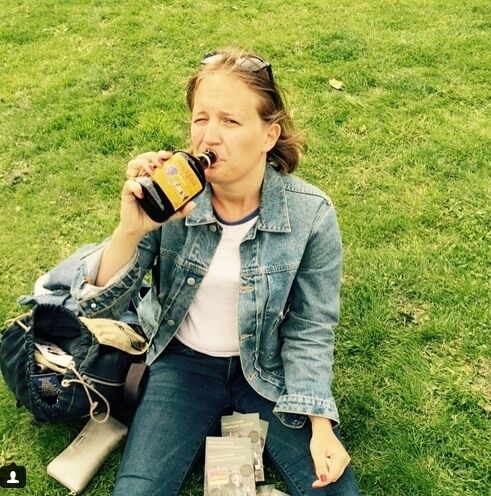 Девушка, ведущая нездоровый образ жизни, стала звездой в Instagram