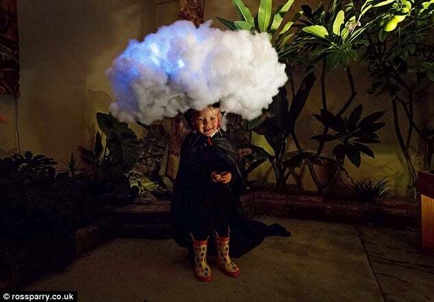 Кращий костюм на Хеллоуїн: батько перетворив дочку на справжню хмару з блискавками