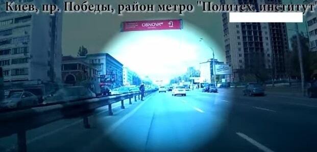 Пешеход-камикадзе перелазил через отбойник на проспекте в Киеве: опубликовано видео 