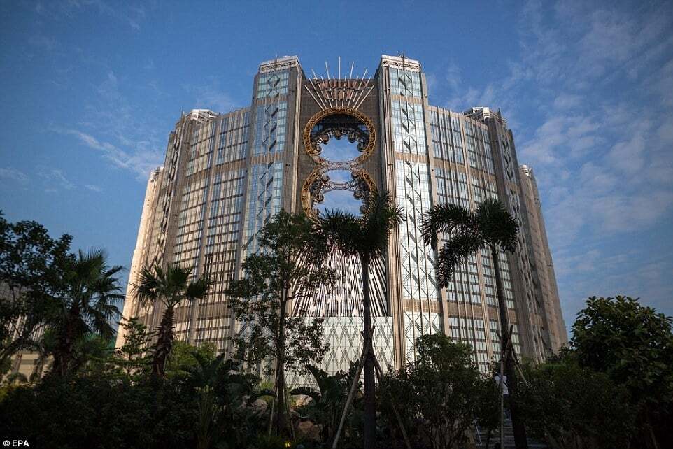 Жених-миллиардер Мэрайи Кэри собрал мировых звезд на открытии казино в Китае