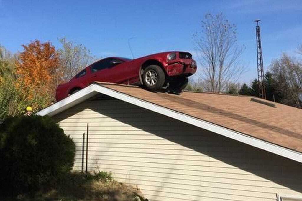 Американская пенсионерка "нашла" Ford Mustang на крыше собственного дома