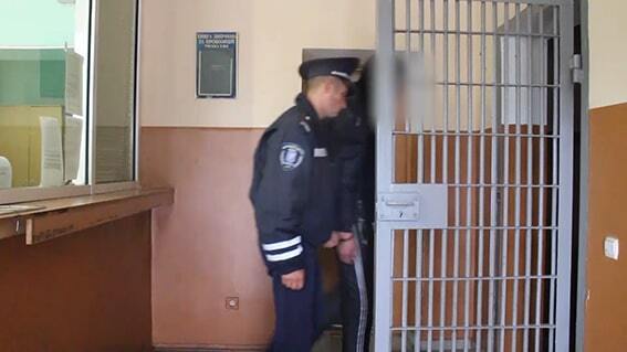 На киевском ж/д вокзале грабитель с ножом напал на женщину
