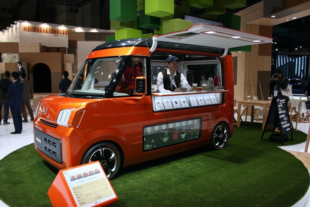 Токійський автосалон: Daihatsu показала японську "маршрутку" і кав'ярню на колесах