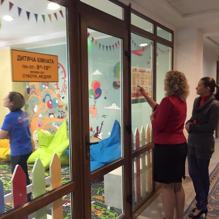 В Раде открыли "детскую комнату" с видом на парковку: фотофакт