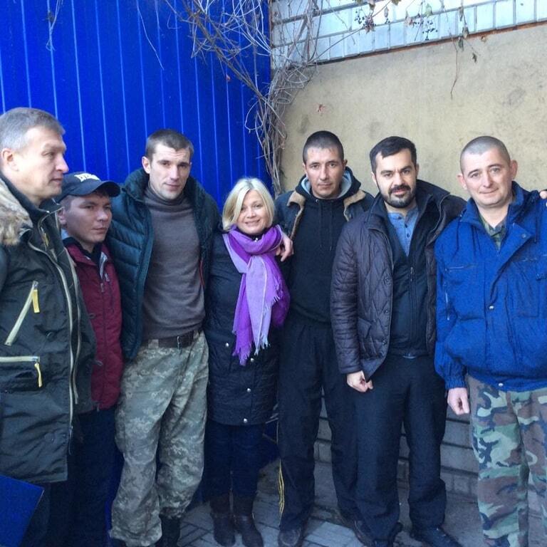 Стали відомі подробиці звільнення 9 полонених бійців АТО: фото героїв