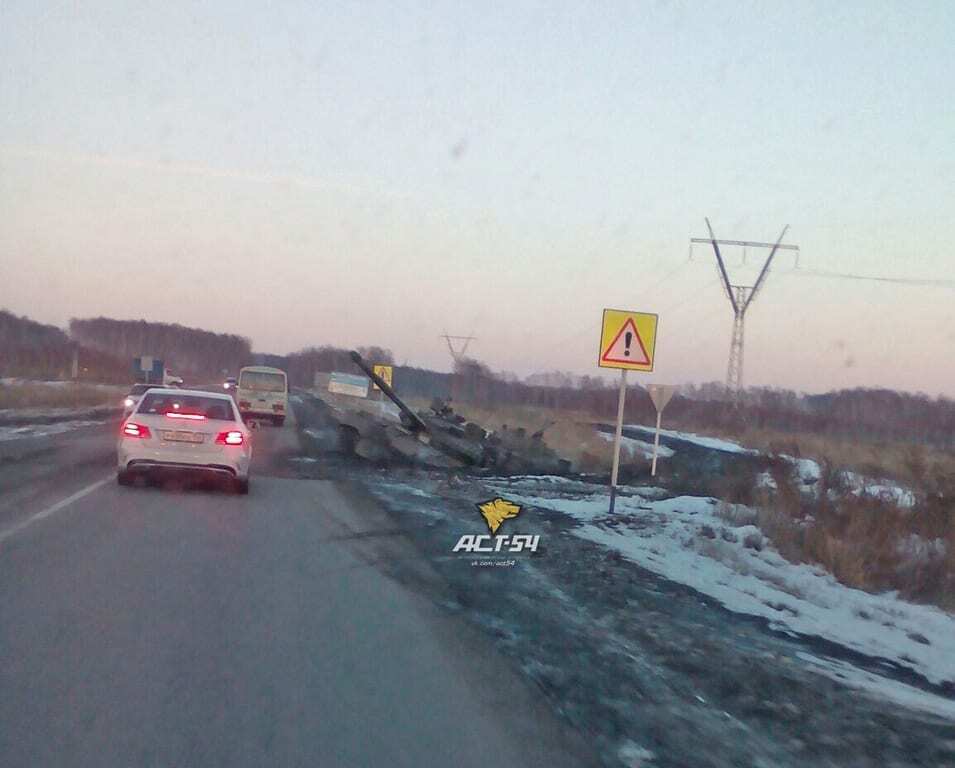 У Росії танк потонув у багнюці на узбіччі дороги: фотофакт
