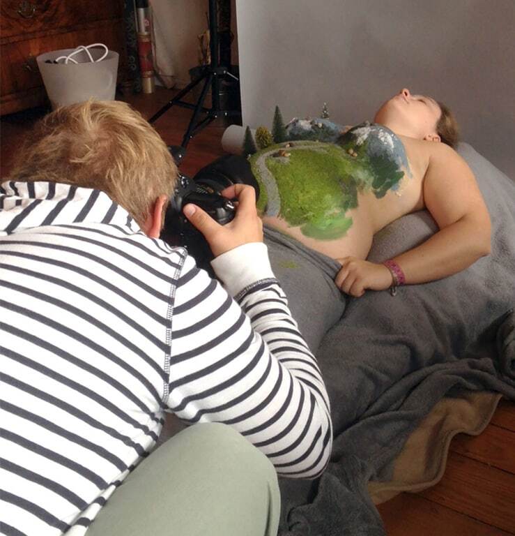 Фотограф создал потрясающие послания будущему сыну на животе беременной жены