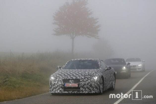 Шпионы "поймали" новый купe Lexus "в компании" спорткара Porsche