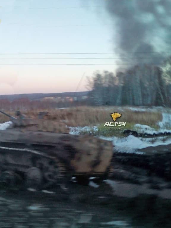В России танк утонул в грязи на обочине дороги: фотофакт