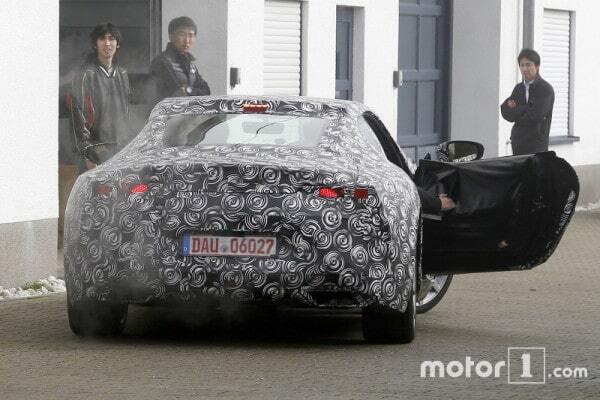 Шпионы "поймали" новый купe Lexus "в компании" спорткара Porsche