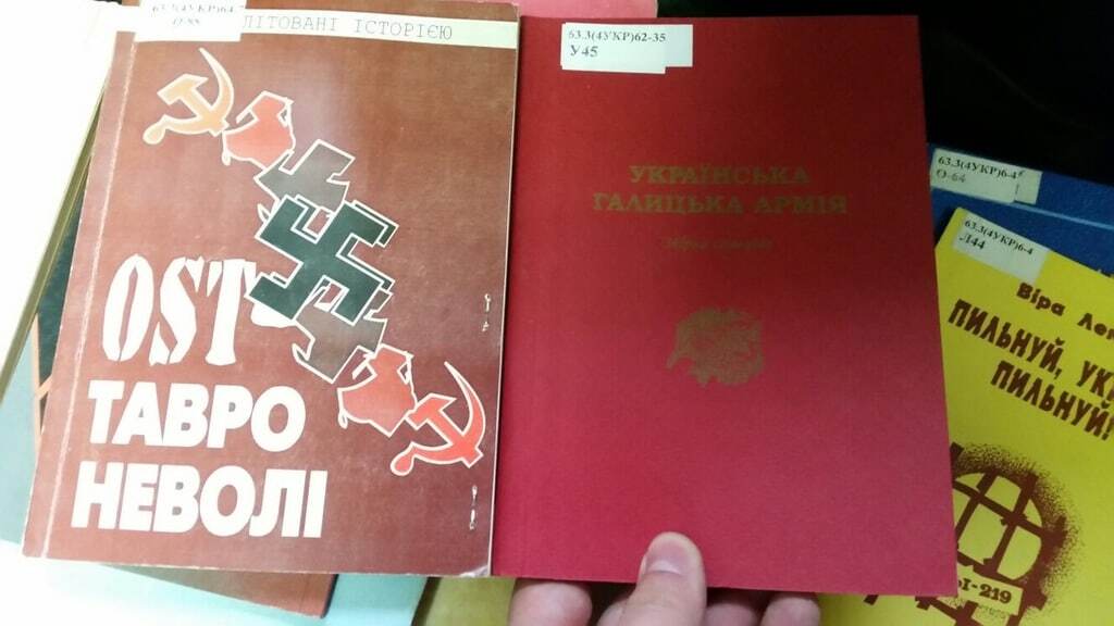 Московський "стукач" похвалився фото обшуку Української бібліотеки