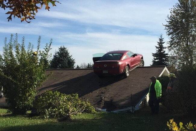 Американская пенсионерка "нашла" Ford Mustang на крыше собственного дома