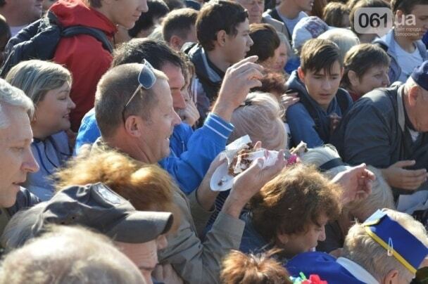 Лопат не хватало: в Запорожье голодная толпа за 10 минут "смела" "халявный" торт в 250 кг. Фото и видео угощения