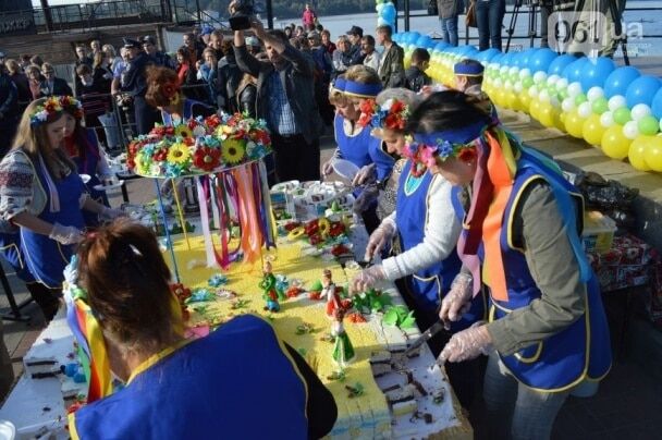 Лопат не хватало: в Запорожье голодная толпа за 10 минут "смела" "халявный" торт в 250 кг. Фото и видео угощения