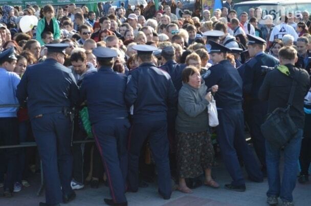 Лопат не вистачало: у Запоріжжі голодний натовп за 10 хвилин "змів" "халявний" торт у 250 кг. Фото і відео частування