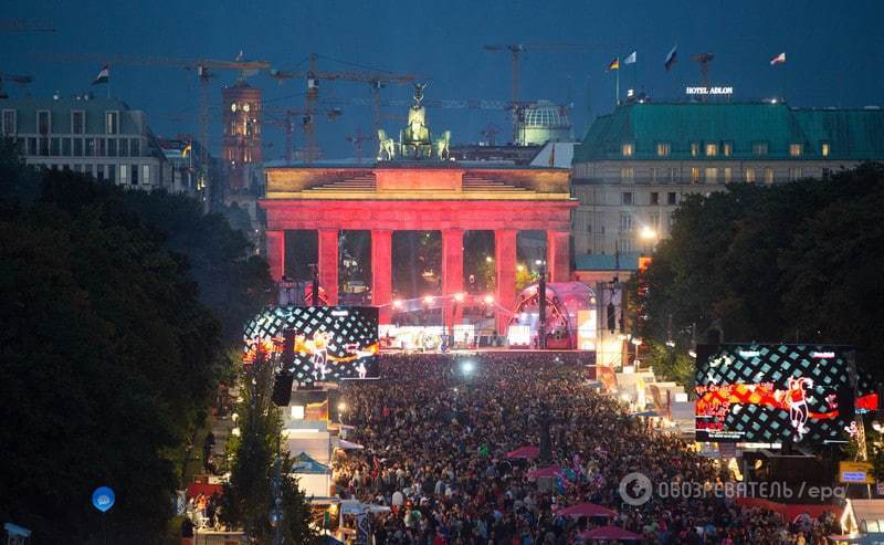 Німеччина святкує 25-річчя після падіння Берлінської стіни: опубліковані фото