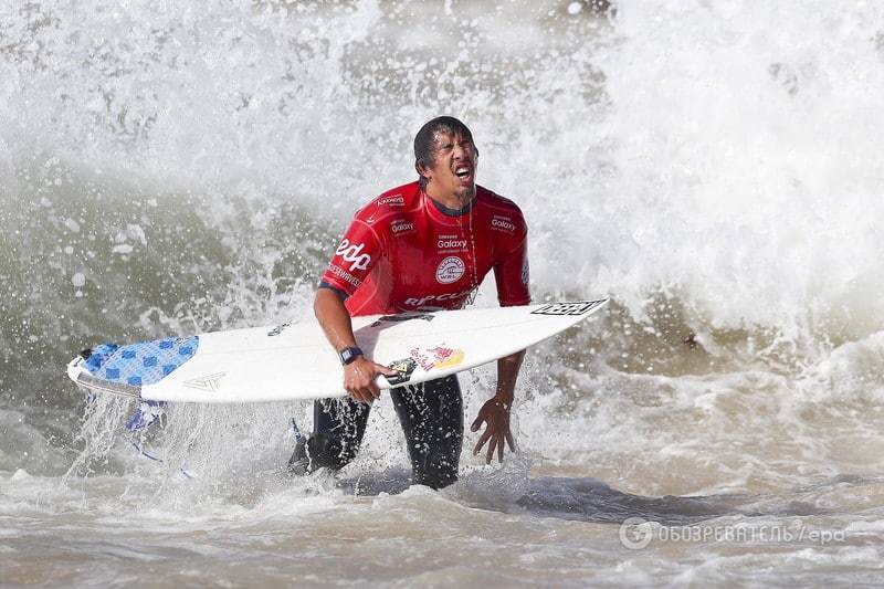 Осідлали хвилю заввишки 30 метрів: Португалія вразила екстрім-шоу серфінгістів. Фото і Відеофакт