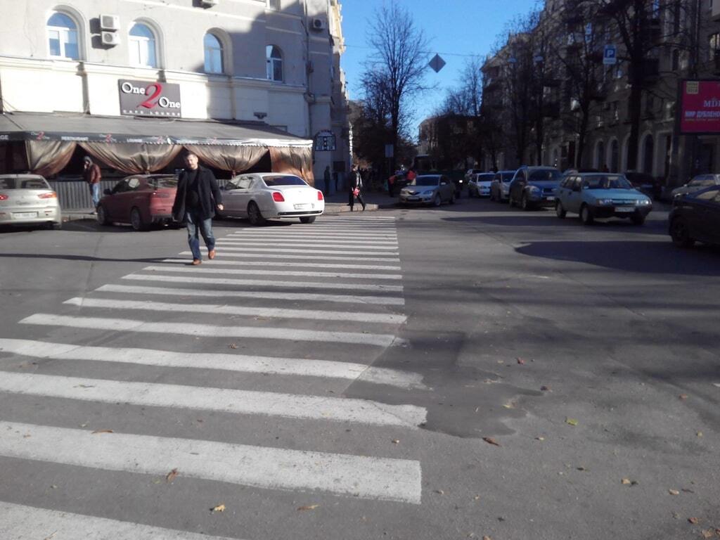 Приїхав у Харків, щоб прославитися: іноземець на Bentley став "героєм парковки"