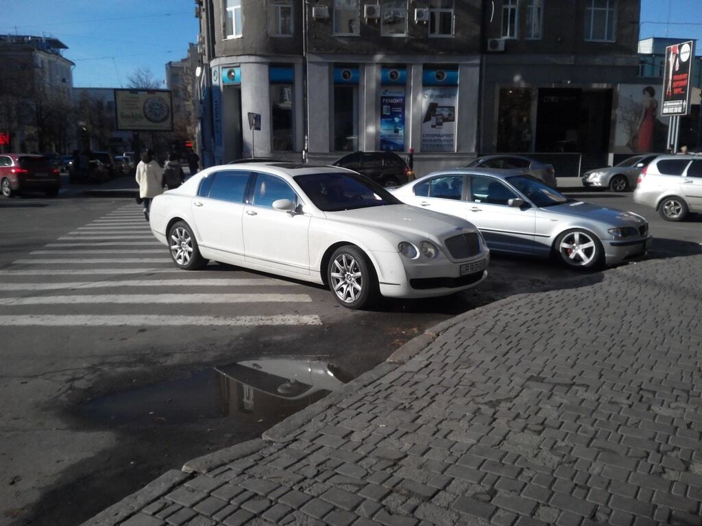 Приехал в Харьков, чтобы прославиться: иностранец на Bentley стал "героем парковки"