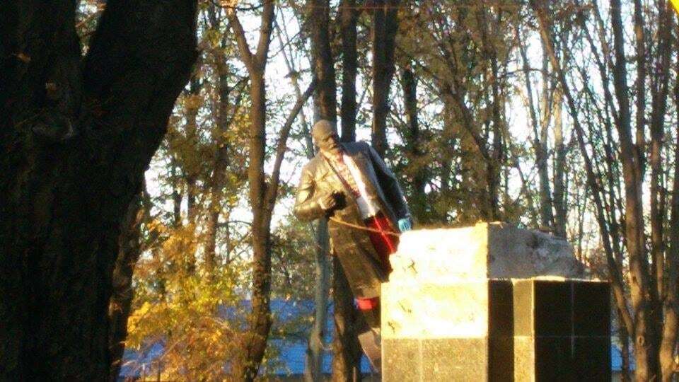 У Волновасі під крики "Фашисти!" повалили пам'ятник Леніну: опубліковані фото