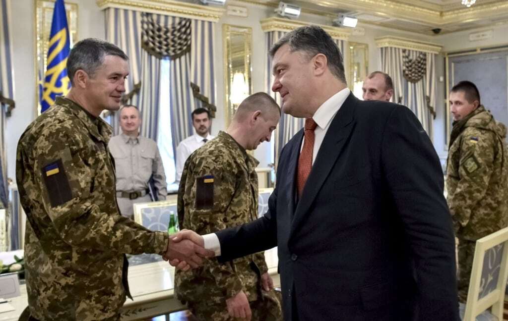 "Україна переживала за вас": Порошенко зустрівся з колишніми полоненими бійцями АТО