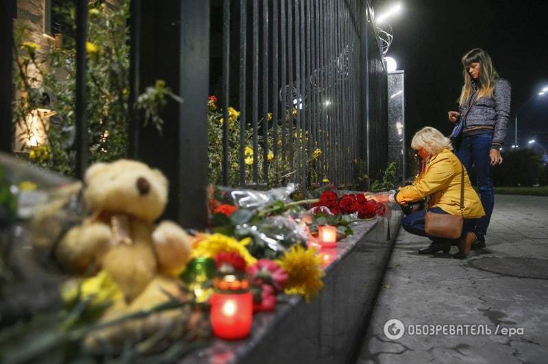 Украинцы принесли цветы, игрушки и зажгли свечи возле посольства России