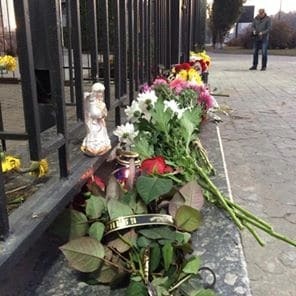 Украинцы принесли к посольству России цветы и свечи: фотофакт