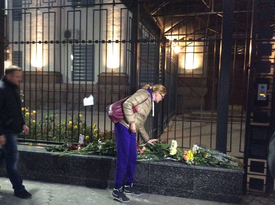 Украинцы принесли к посольству России цветы и свечи: фотофакт