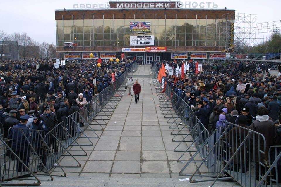 "В ожидании "ДНР": в сети показали протесты в Донецке в 2003 году