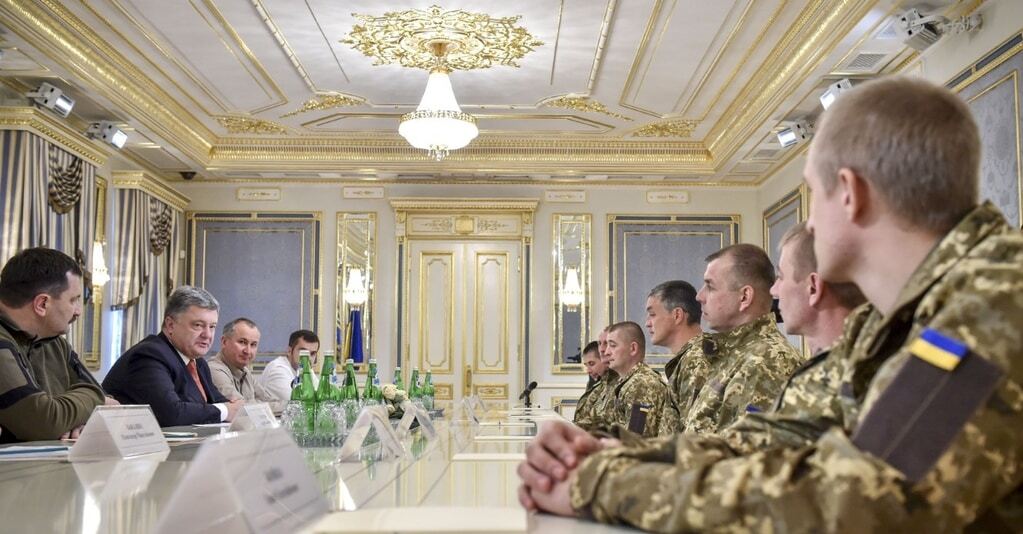 "Украина переживала за вас": Порошенко встретился с бывшими пленными бойцами АТО