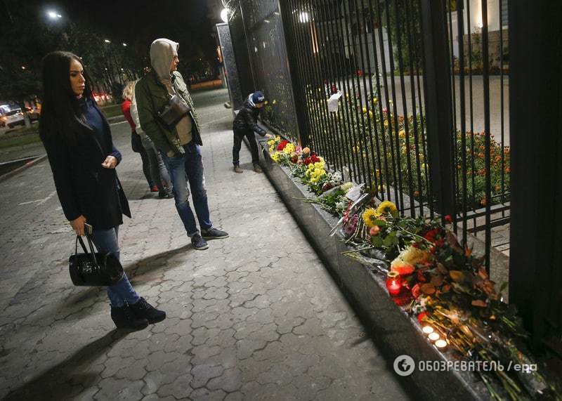 Украинцы принесли цветы, игрушки и зажгли свечи возле посольства России