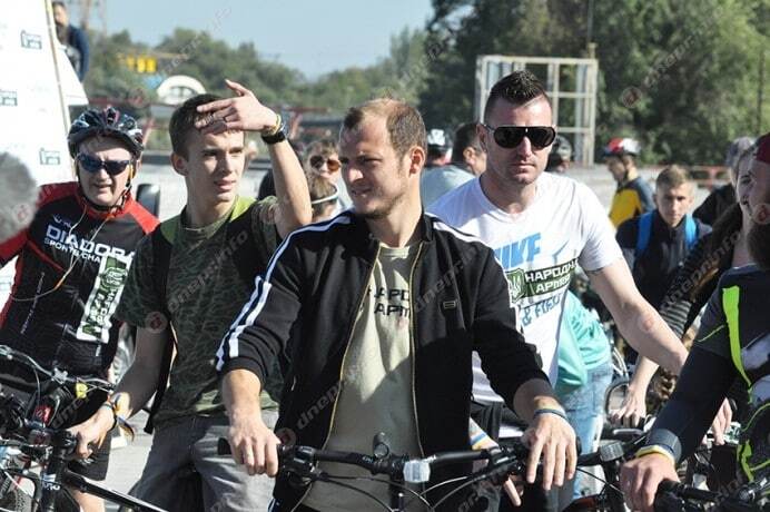 Футболисты "Днепра" сели на велосипеды, чтобы помочь армии