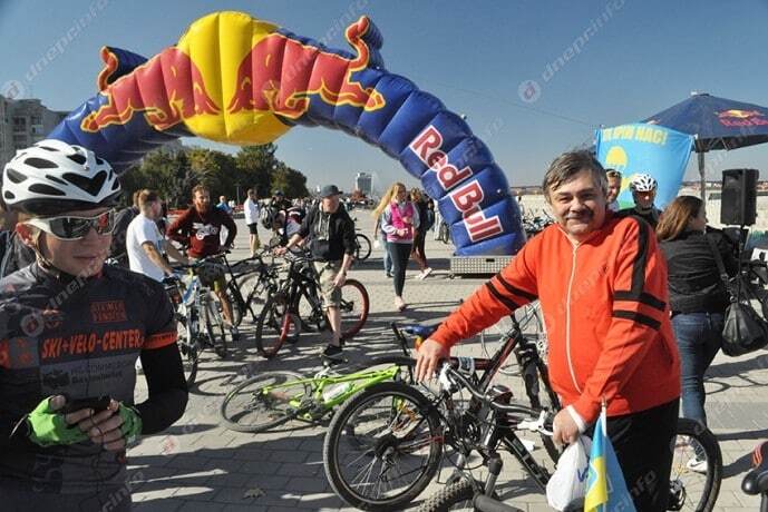 Футболісти "Дніпра" сіли на велосипеди, щоб допомогти армії